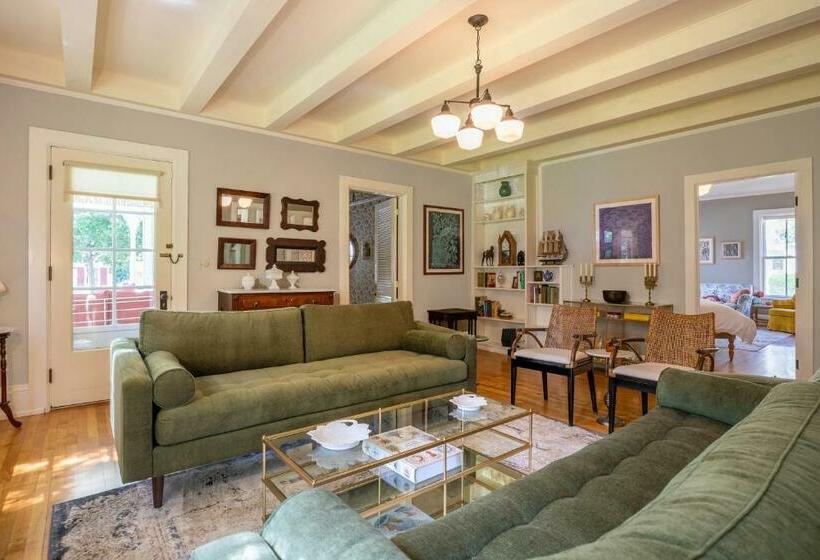 The School House   Walk To All Shops And Restaurants   New Remodel