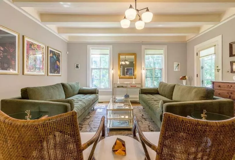 The School House   Walk To All Shops And Restaurants   New Remodel