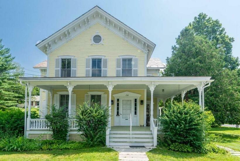 The School House   Walk To All Shops And Restaurants   New Remodel