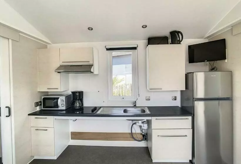 Mobil Home Pmr Tout Confort, 200m Plage, Piscine, 4 Pers, 2 Chambres, Parking, Wifi, Ménage Inclus