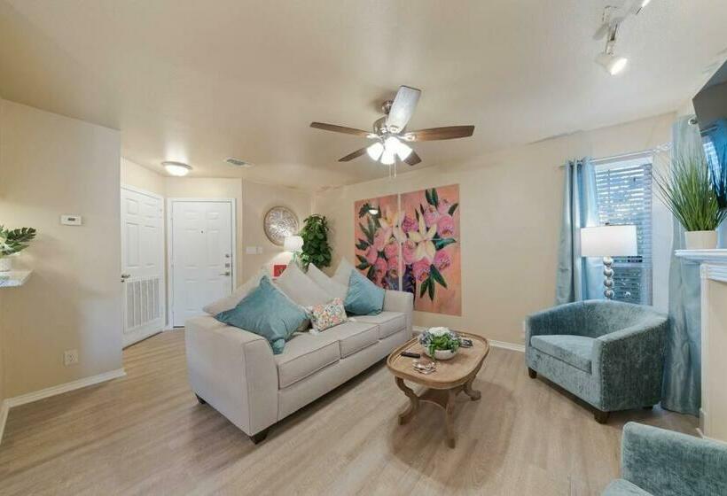 The Blue Belle Welcomes You! Rim/la Cantera Area