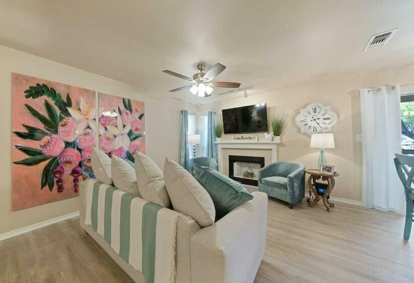 The Blue Belle Welcomes You! Rim/la Cantera Area