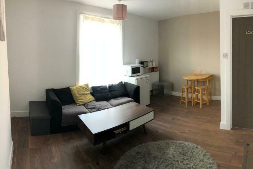 تختخواب و صبحانه Blue House