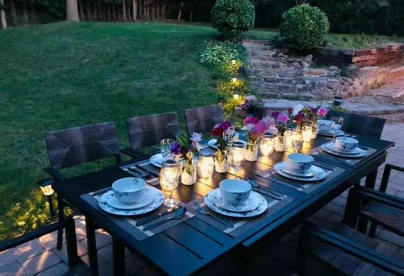 Entire English Villa With Beautiful Fenced Backyard