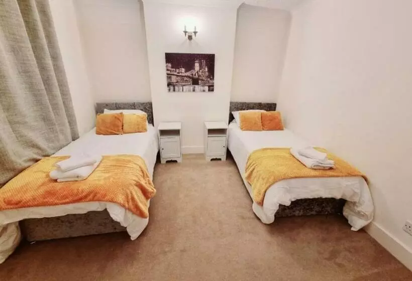 Inviting 2 Bed Cottage In Windsor