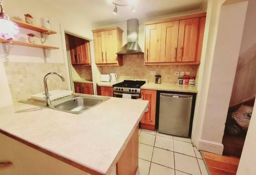 Inviting 2 Bed Cottage In Windsor