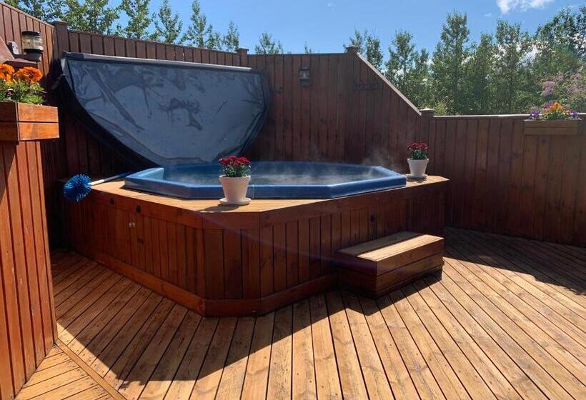 Cosy Retreat Home With Jacuzzi