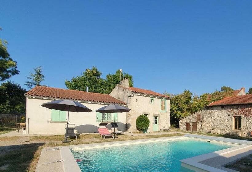 Charmant Gîte Avec Piscine Privative Et Terrasse à Charroux, Village Médiéval   Fr 1 489 394