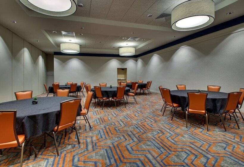 ホテル Drury Inn & Suites Iowa City Coralville