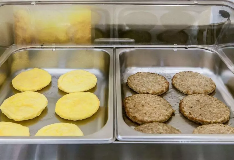 Отель Quality Inn & Suites