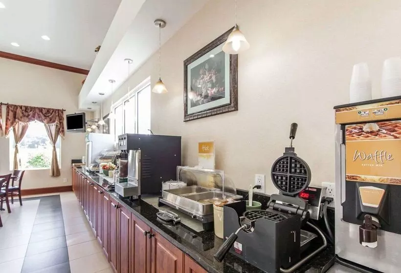Отель Quality Inn & Suites