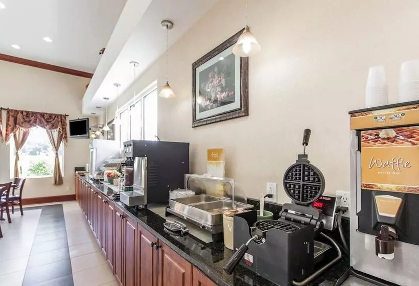 Отель Quality Inn & Suites
