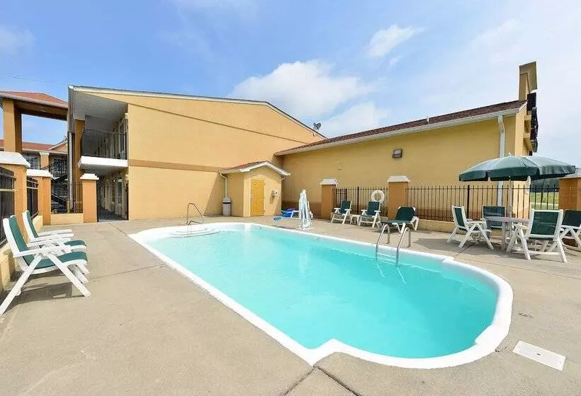 Отель Quality Inn & Suites