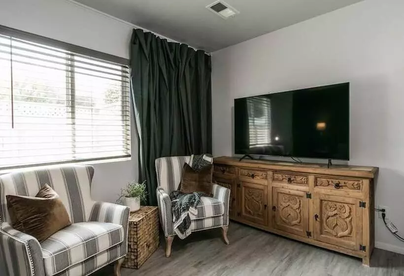 پانسیون Designer Condo In Hip Zen Yard! Midtown Phoenix!