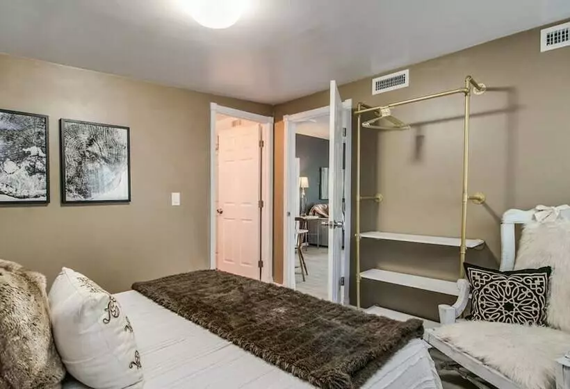 پانسیون Designer Condo In Hip Zen Yard! Midtown Phoenix!