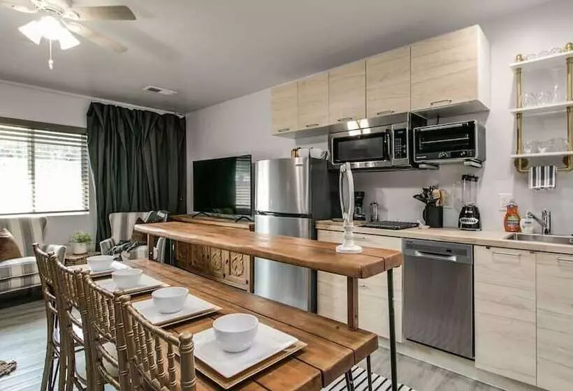 پانسیون Designer Condo In Hip Zen Yard! Midtown Phoenix!