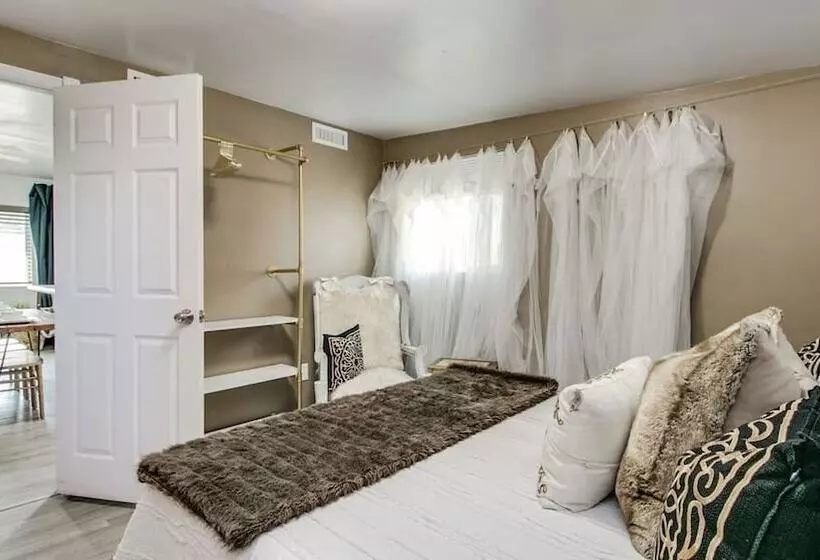 پانسیون Designer Condo In Hip Zen Yard! Midtown Phoenix!