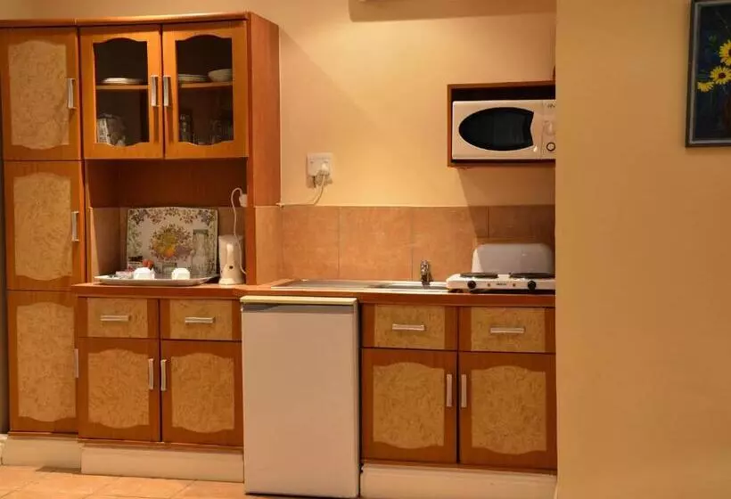 The Sandringham Bed & Breakfast And Self Catering