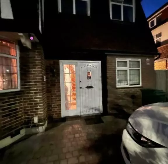 Barnet Serviced Accommodation   Elegant 5 Bedroom Home, Just A 7 Minute Stroll From High Barnet Stat