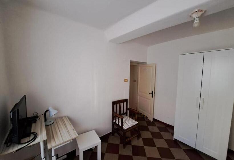 In Piazzetta A Nervi