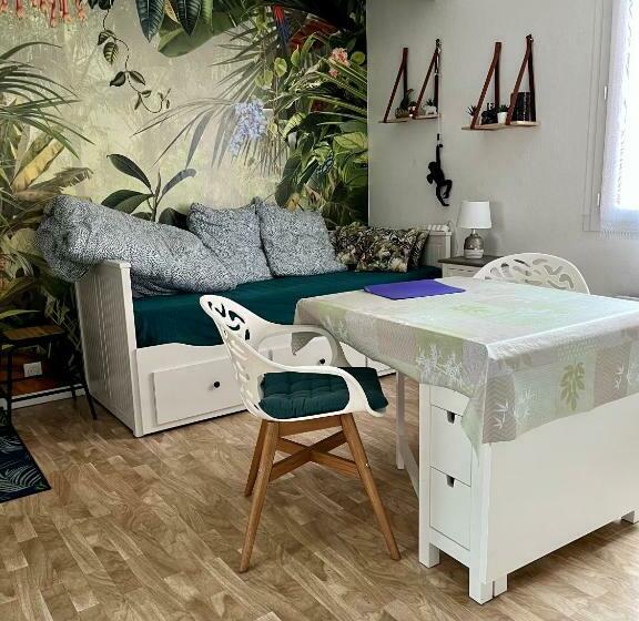 Sénane Joli Studio à 50m De La Plage, Parking