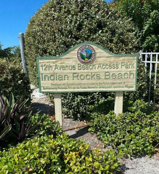 The A.g.e House Minutes To West Fl. Beaches