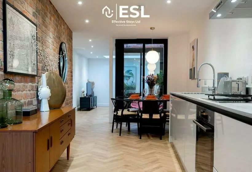 Contemporary Townhouse Free Parking Central Shrewsbury