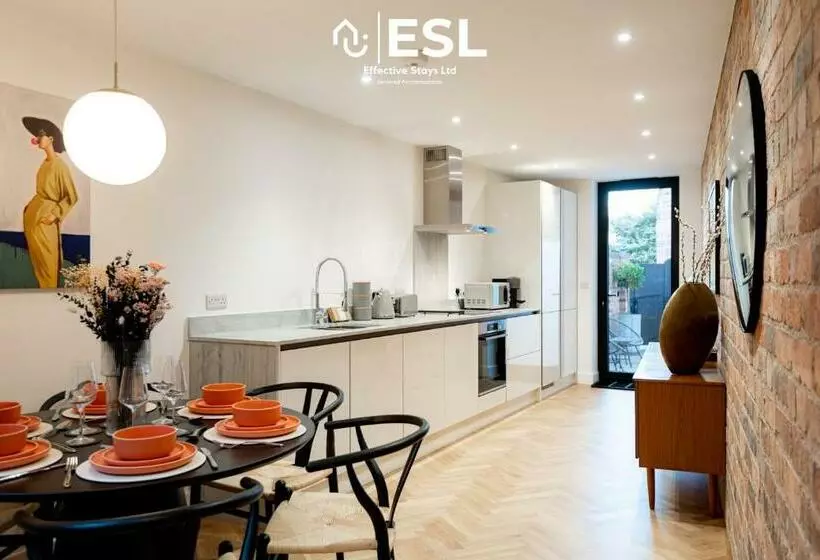 Contemporary Townhouse Free Parking Central Shrewsbury