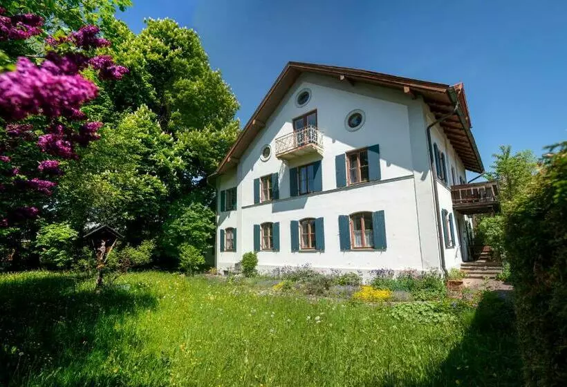 Landhauswohnung Mit Wildromantischem Garten