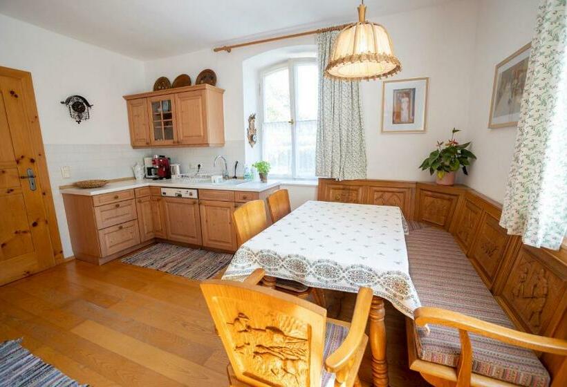 Landhauswohnung Mit Wildromantischem Garten