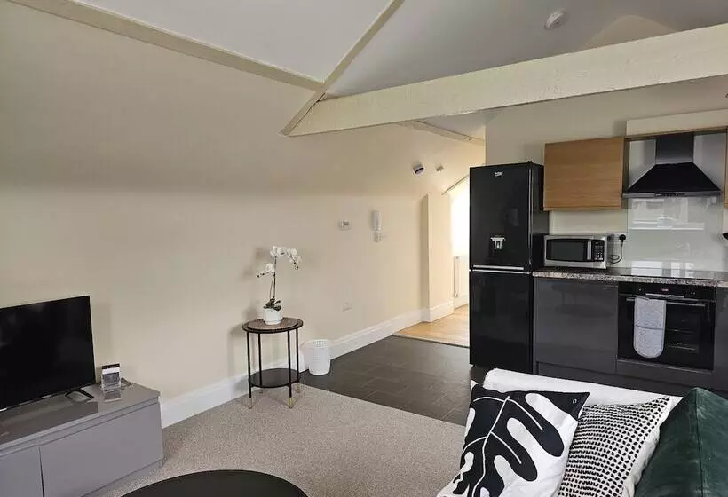 Charming 1 Bed Loft In Caerleon