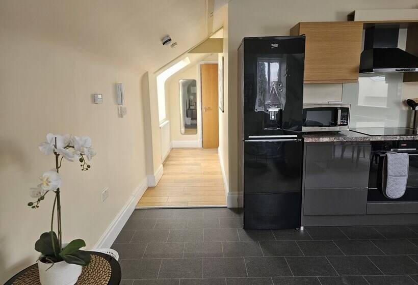 Charming 1 Bed Loft In Caerleon