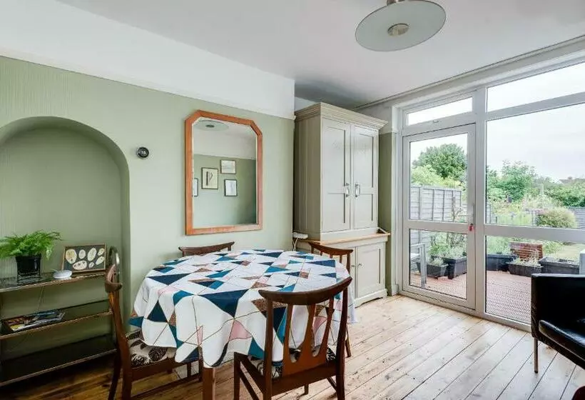 Cheerfull 3 Bedroom Home With Parking & Garden