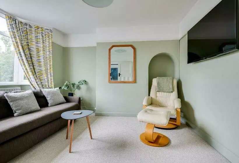 Cheerfull 3 Bedroom Home With Parking & Garden