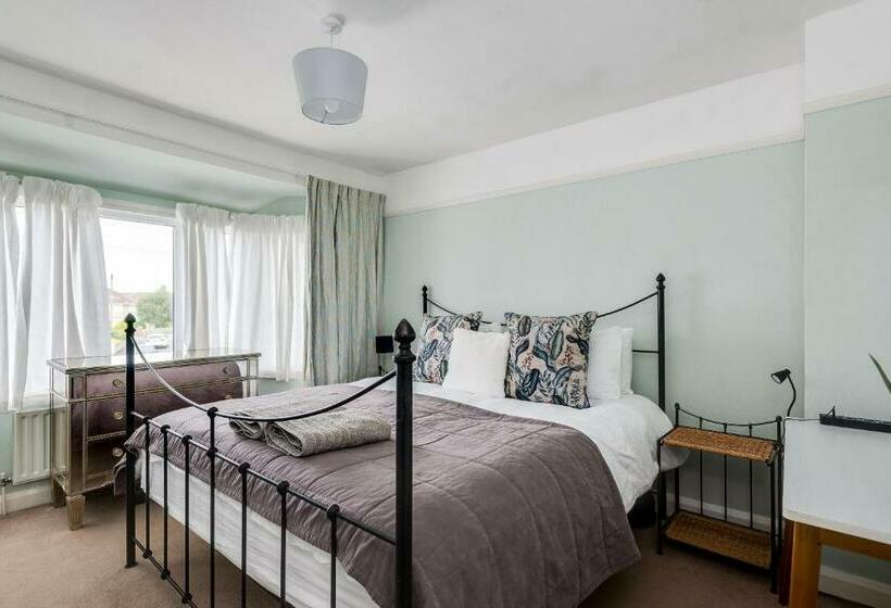 Cheerfull 3 Bedroom Home With Parking & Garden