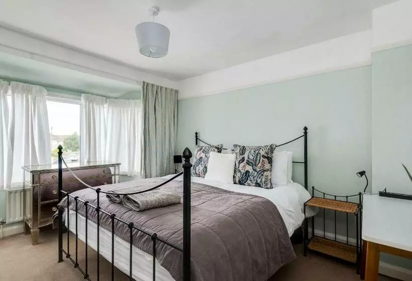 Cheerfull 3 Bedroom Home With Parking & Garden