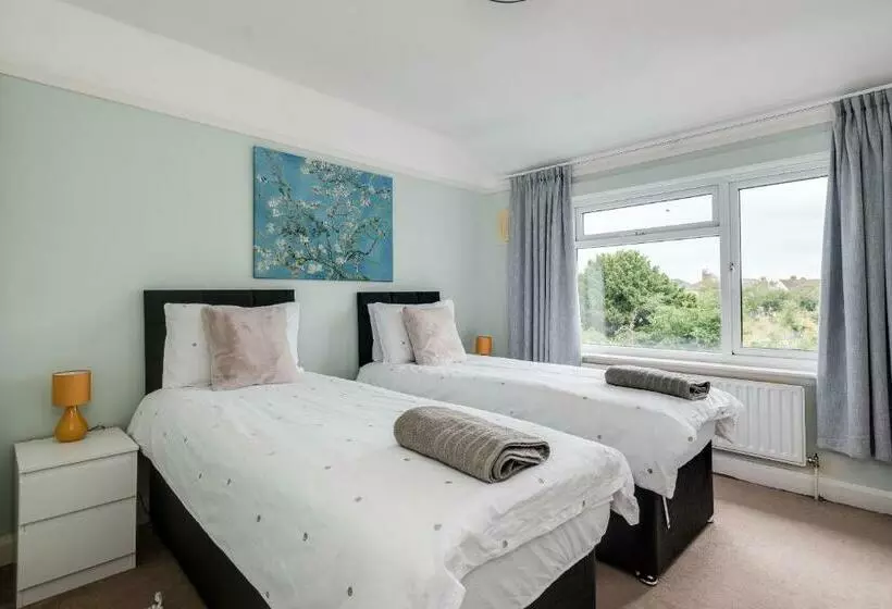 Cheerfull 3 Bedroom Home With Parking & Garden