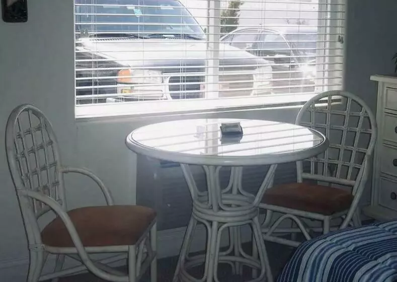 Beautiful Condo Sleeps 4  Only 2 Blocks From Beach