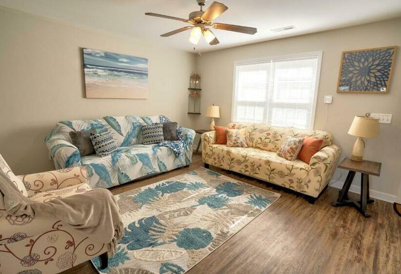 Kannapolis Elegant Townhouse Pet Friendly