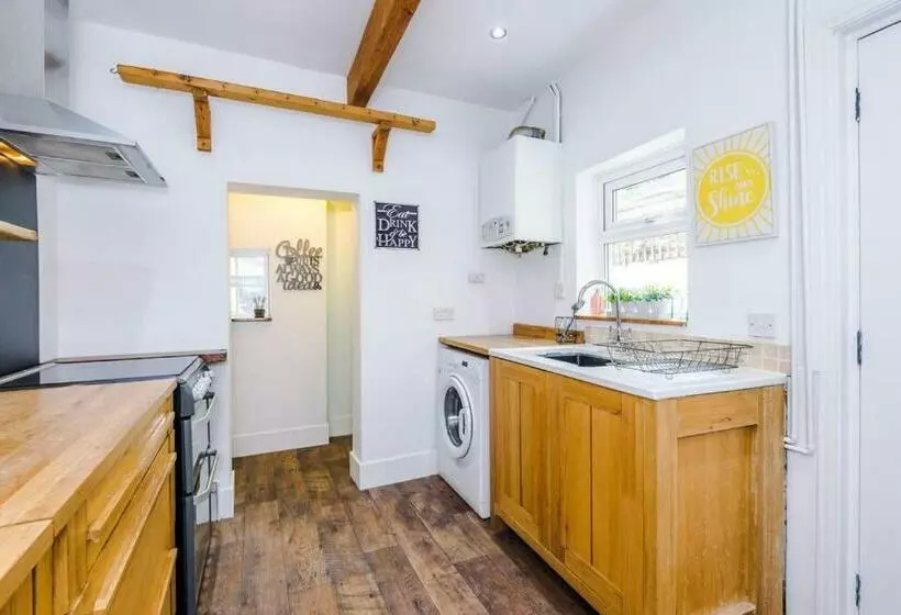 Charming 3 Bed Home In The Garden Quarter, Chester
