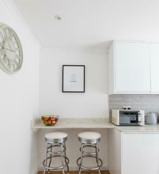 Gorgeous Modern Apartment Near Redhill Station Inc Private Garden & Parking