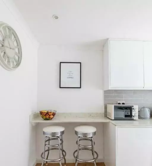 Gorgeous Modern Apartment Near Redhill Station Inc Private Garden & Parking