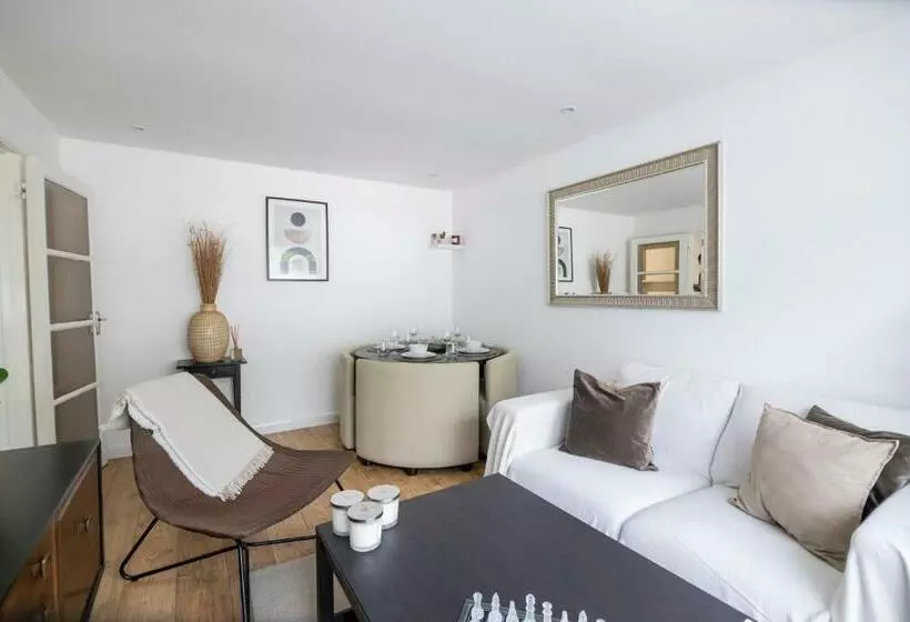 Gorgeous Modern Apartment Near Redhill Station Inc Private Garden & Parking