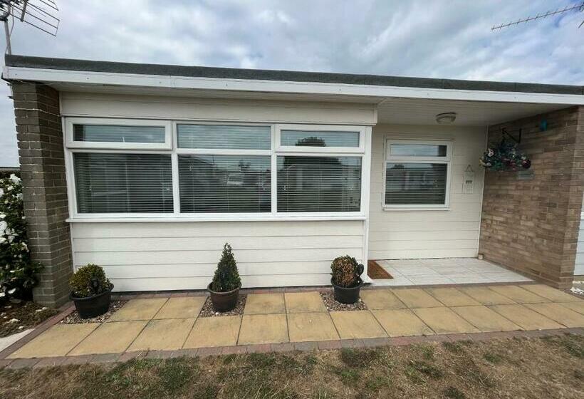 Lazy Dayz, Chalet 179, Hemsby   Two Bed Chalet, Sleeps 4, Pet Free, Close To Beach