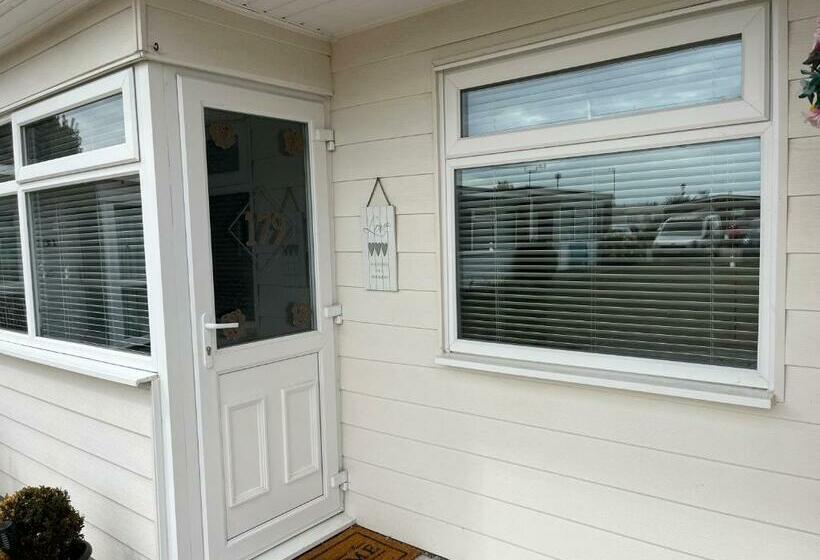 Lazy Dayz, Chalet 179, Hemsby   Two Bed Chalet, Sleeps 4, Pet Free, Close To Beach