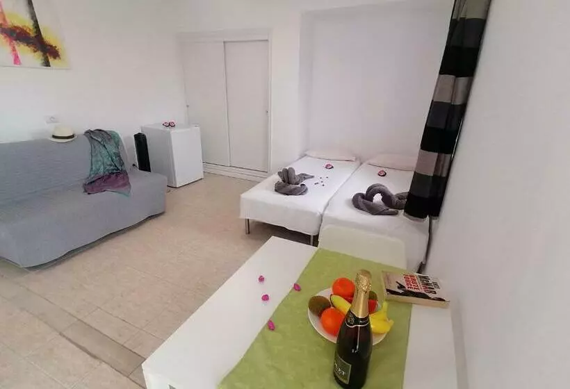 Small Studio, 50 M Front Of The Ocean & Free Wifi