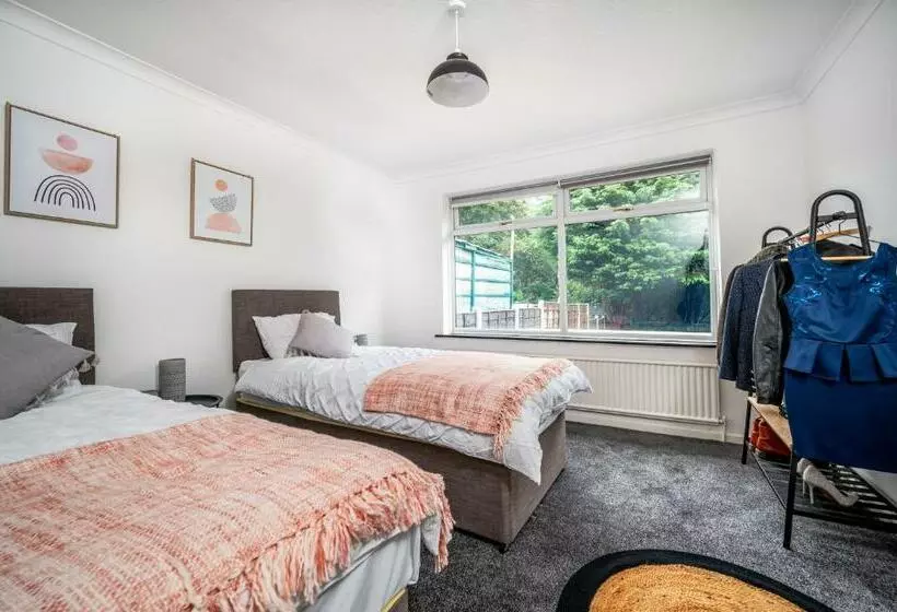 3 Bedroom House By The Cosy Corner Short Lets & Serviced Accommodation Greater Manchester With Free