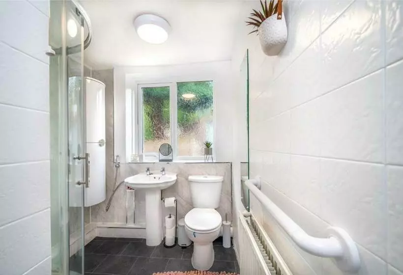 3 Bedroom House By The Cosy Corner Short Lets & Serviced Accommodation Greater Manchester With Free