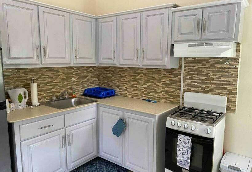 Cozy Studio Apartment In Quiet Neighborhood!