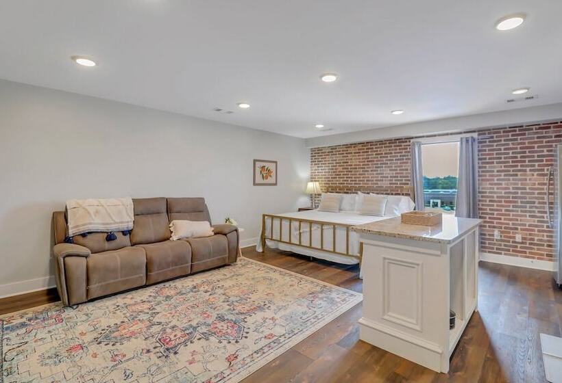 The Post Suite   Above Bull & Barrel Close To Gsu